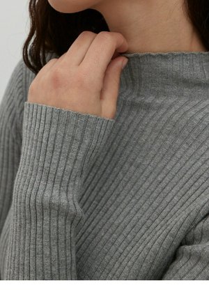 Szary sweter z prążkowanego dzianiny, z bliska, z wysokim kołnierzem i długimi rękawami o teksturowanym wykończeniu. Miękka, elastyczna tkanina.