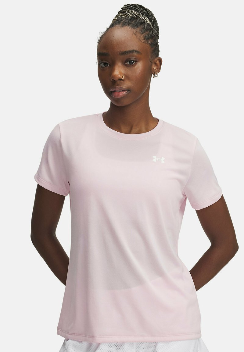 T-shirt de sport rose clair à manches courtes en tissu respirant, avec col rond et un petit logo blanc sur la poitrine gauche.