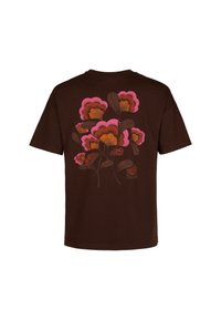 T-shirt en coton marron avec un motif floral en rose, orange et vert foncé au dos, offrant une coupe décontractée et des manches courtes.