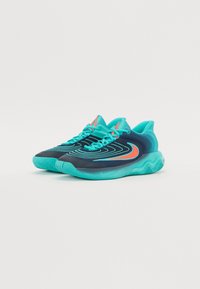 Pantofi sport cu un superior de culoare albastru închis și verde teal, având un design texturat și accente roșii. Talpă texturată de culoare teal pentru aderență.