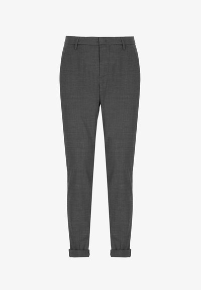 Pantaloni grigi realizzati in un tessuto testurizzato, con un design aderente, risvolti e una parte frontale piatta con passanti per cintura.