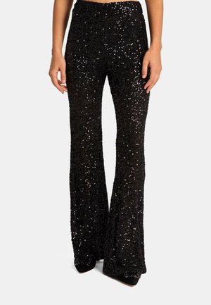 Pantalones de campana negros con un diseño cubierto de lentejuelas, acentuando la textura y el brillo. La cinturilla elástica aporta comodidad y flexibilidad.