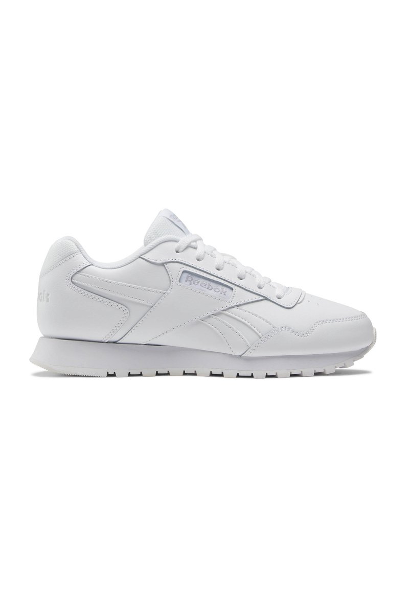Basket à lacets Reebok blanche avec une tige basse, semelle texturée et un logo discret sur le côté et le talon, présentée de côté.