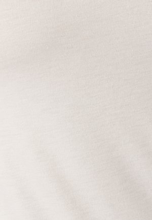 Tela de color beige claro con una textura ribeteada fina, apariencia suave y un brillo sutil, adecuada para ropa o tapicería.