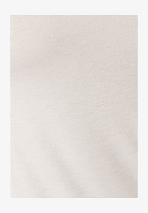 Tela de color beige claro con una textura ribeteada fina, apariencia suave y un brillo sutil, adecuada para ropa o tapicería.