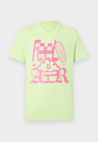 Ανοιχτό πράσινο βαμβακερό t-shirt με μεγάλο ροζ γραφικό κείμενο και σχέδιο σύννεφου. Κοντά μανίκια και ντεκολτέ σε στρογγυλή γραμμή.