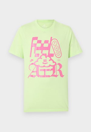 Jasnozielona bawełniana koszulka z dużym różowym tekstem graficznym i wzorem chmury. Krótkie rękawy i okrągły dekolt.