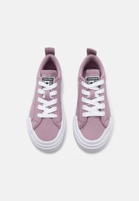 Ljubičaste platnene tenisice s bijelim vezicama i gumenim potplatima, koje imaju stražnju petu za povlačenje i Converse oznaku na jeziku.