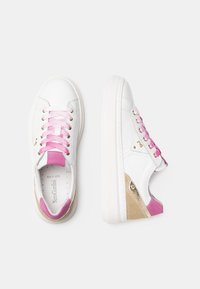 Sneakers bianchi con lacci rosa, accenti oro e rosa. Presentano una tomaia in pelle liscia, linguetta imbottita e area del tallone testurizzata.