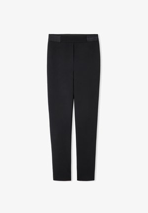 Pantalones negros con una textura suave, piernas ajustadas, cintura plana y detalles de costura sutiles. No hay bolsillos ni adornos visibles.