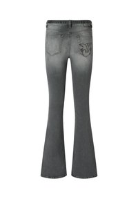 Jeans de mezclilla gris acampanados con un sutil desgaste, que cuentan con dos bolsillos traseros y un detalle de costura decorativa en el bolsillo derecho.
