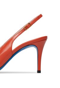Sandal con tacco a spillo in pelle verniciata arancione, con suola blu, punta affilata e un accento di fibbia dorata. Presenta un alto tacco a stiletto.