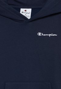 Felpa con cappuccio navy realizzata in tessuto misto cotone. Presenta una tasca frontale e il logo "Champion" ricamato in bianco sul petto.