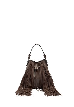 Ciemnobrązowa skórzana torba typu bucket z długimi frędzlami po bokach i pojedynczym uchwytem u góry na białym tle.