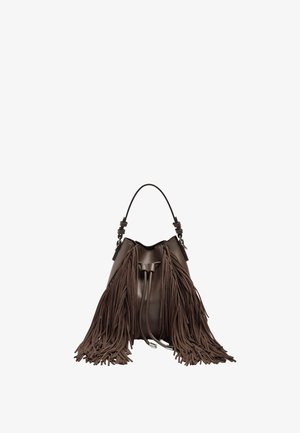 Ciemnobrązowa skórzana torba typu bucket z długimi frędzlami po bokach i pojedynczym uchwytem u góry na białym tle.