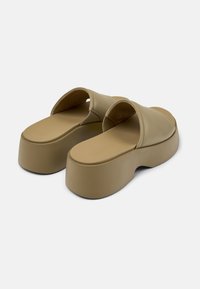 Sandali platform beige con tomaia sintetica liscia, fasce larghe e suola sagomata, caratterizzati da una base spessa e rotonda.