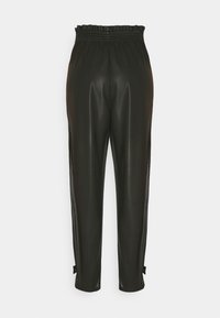 Pantalons en simili cuir noir avec une taille élastique froncée, des jambes fuselées et des ouvertures réglables au niveau des chevilles. Texture lisse et brillante.