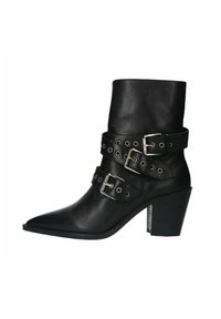 Bottine en cuir noir avec un bout pointu, ornée de deux sangles à boucles décoratives et de quincaillerie argentée, reposant sur un talon block moyen.