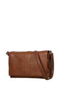 Bruine leren schoudertas met een gematteerd oppervlak, een opklapbare klep, een verstelbare schouderband en een gegraveerd logo aan de voorkant.