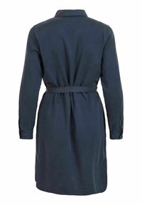 Mörkblå, långärmad klänning med krage, midjebälte och sidofickor. Likt bomull, rak silhuett och knäppningar vid ärmsluten.