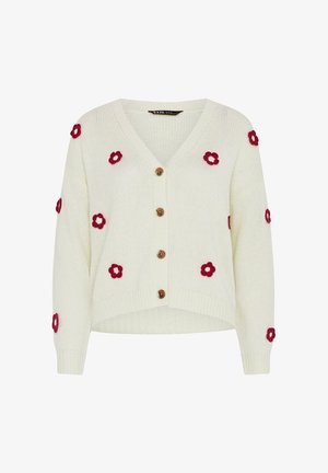 Weißer Strickcardigan mit braunen Knöpfen und roten Blumenapplikationen, die auf Vorderseite und Ärmeln verteilt sind.