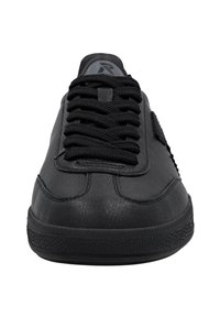 Sneaker neri con tomaia in pelle liscia, suola in gomma testurizzata, lacci neri piatti e dettagli di cucitura sottili sul corpo.
