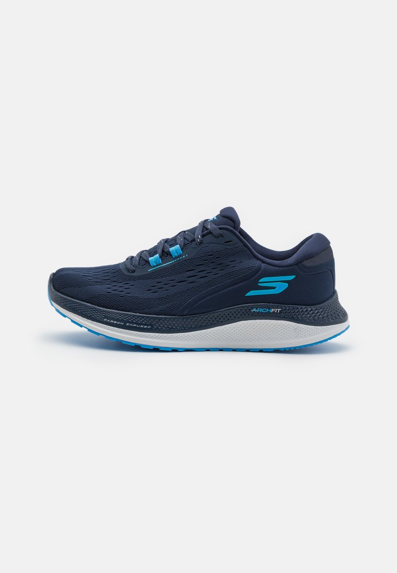 Baskets de sport bleu marine avec tige en mesh, tissu texturé, accents bleu clair, semelle rembourrée et système de soutien ARCH FIT.