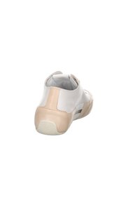 Sneaker bianco e beige con tomaia in pelle liscia, forma arrotondata, collo imbottito e suola in gomma testurizzata. Accent silver vicino al tallone.