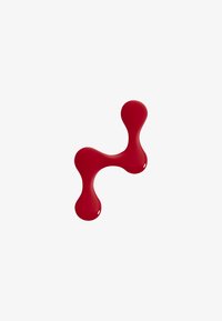 Trois gouttes de peinture rouge reliées formant une forme courbe et ramifiée sur fond blanc.