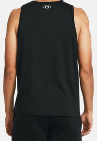 Czarny bawełniany top na ramiączkach, z okrągłym dekoltem i logo z tyłu, gładka faktura, luźny fason.