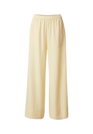 Wijdvallende broek in een zachte gele stof, met een elastische tailleband en een gladde textuur. Geen zichtbare patronen of hardwaredetails.