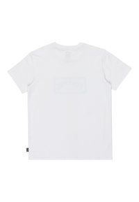 Maglietta a maniche corte in cotone bianco, con un logo stampato leggero sul retro e un piccolo etichetta sul lato sinistro della cucitura.