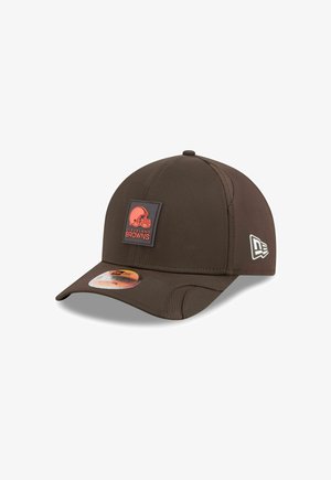 Braune Baseballkappe mit strukturiertem Design, ausgestattet mit einem quadratischen Logopatch der Cleveland Browns und einem gebogenen Schirm.