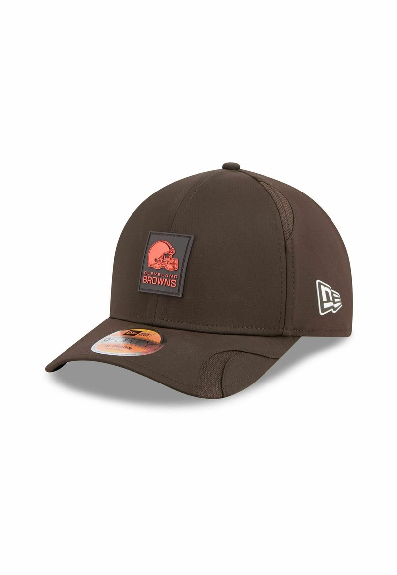 Braune Baseballkappe mit strukturiertem Design, ausgestattet mit einem quadratischen Logopatch der Cleveland Browns und einem gebogenen Schirm.