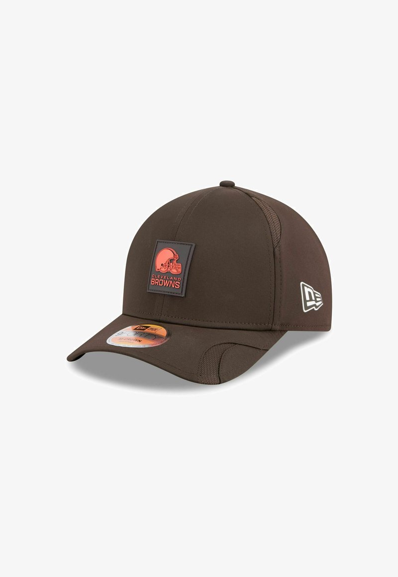 Braune Baseballkappe mit strukturiertem Design, ausgestattet mit einem quadratischen Logopatch der Cleveland Browns und einem gebogenen Schirm.