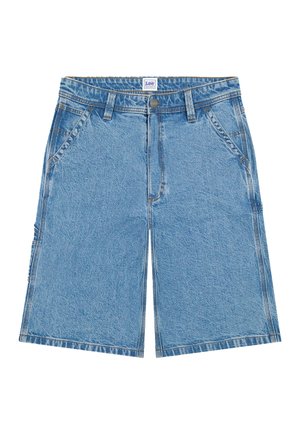 Lyseblå denimshorts med forlommer, bæltestropper, knaplukning og et Lee-mærke på linningen.
