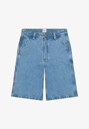 Lyseblå denimshorts med forlommer, bæltestropper, knaplukning og et Lee-mærke på linningen.