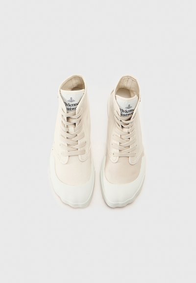 Höga sneakers i krämfärgad canvas med vit gummisula, med rund snörning, vadderad krage och Vivienne Westwood-logotyp på tungan.