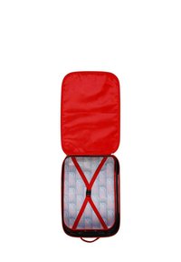 Rode rechthoekige reistas met een ritssluiting. Het interieur heeft een gestippelde voering en verstelbare banden om de inhoud te beveiligen. Gladde textuur.