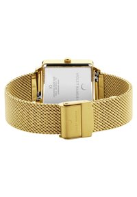 Montre avec bracelet en maille dorée, boîtier carré, surface réfléchissante et fermeture à clip. L'arrière affiche le nom de la marque et les spécifications.