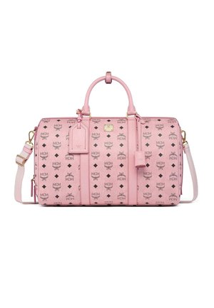 Värilt pinkki MCM-duffel-laukku, jossa musta logokuvio, kaksinkertaiset kahvat, irrotettava olkahihna, matkalaukun nimikointitarra sekä kultaiset metalliosat.
