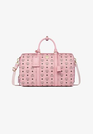 Värilt pinkki MCM-duffel-laukku, jossa musta logokuvio, kaksinkertaiset kahvat, irrotettava olkahihna, matkalaukun nimikointitarra sekä kultaiset metalliosat.