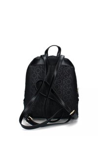 Zwarte rugzak met herhaald grijs tekstpatroon, verstelbare leren schouderbanden en een bovenhandvat, weergegeven vanaf de achterkant op een witte achtergrond.