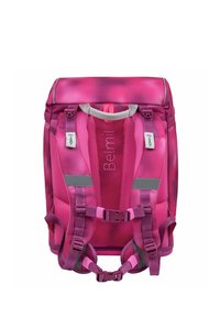 Rosa Rucksack mit Netzrückenstütze, verstellbaren Trägern, grauen Akzenten und Zuglaschen. Verfügt über eine glatte Stoffoberfläche und ein unterteiltes Design.