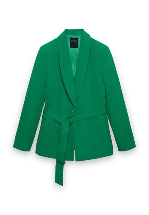 Grüner, maßgeschneiderter Blazer mit Schalkragen und passendem Stoffgürtel, der an der Taille gebunden ist, auf weißem Hintergrund präsentiert.