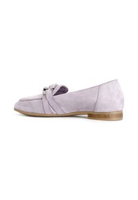 Scarpa piatta in suede viola chiaro con punta arrotondata, dettaglio a nodo sulla parte superiore e piccolo tacco in legno. Texture liscia, design minimalista.
