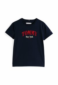 T-shirt di cotone blu navy con collo a giro. Presenta un logo ricamato "TOMMY New York" rosso e bianco sul petto. Maniche corte.