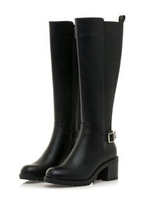 Botas negras hasta la rodilla, hechas de cuero suave, con cremallera lateral, panel elástico texturizado y un tacón cuadrado grueso con un detalle de hebilla.