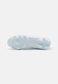 Suela de zapato atlético blanco con goma texturizada, que presenta múltiplos protuberancias para agarre y un sutil logo cerca del talón.