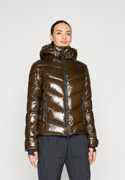 Chaqueta acolchada brillante de color marrón con capucha, que cuenta con cierre de cremallera en el frente, diseño de costura en zigzag, dos bolsillos laterales y puños elásticos.